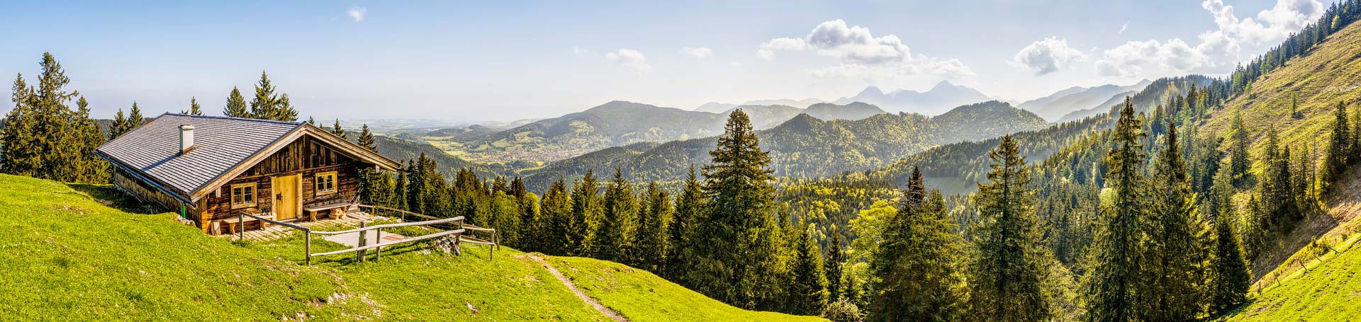 Alppimaisema kesäisenä päivänä